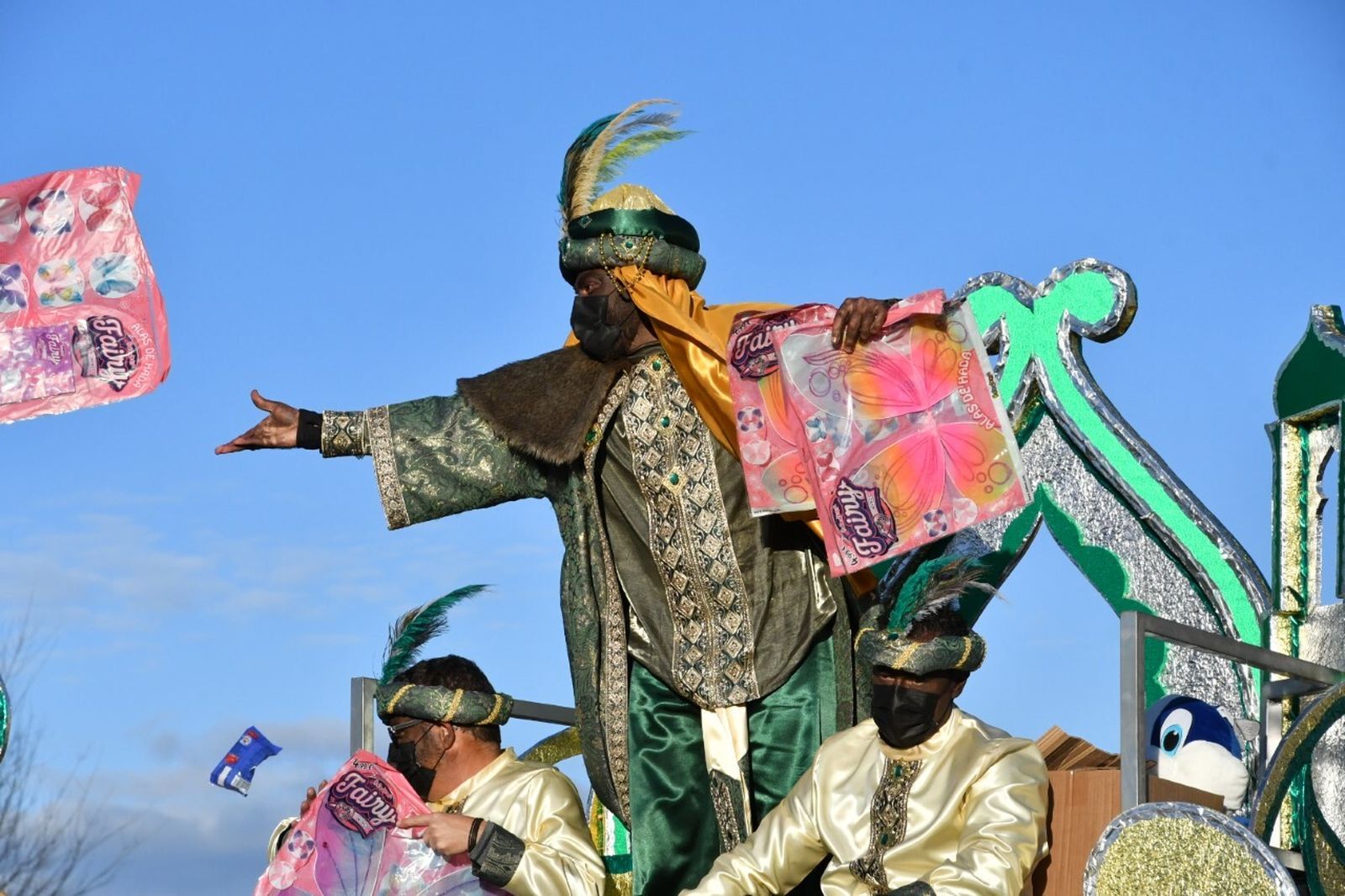 El Rey Baltasar lanzando regalos en Tomares.