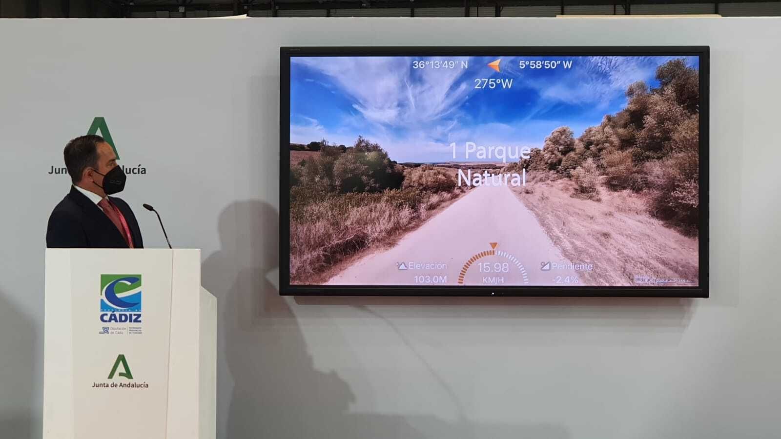 El alcalde de Vejer, Manuel Flor, muestra el contenido del vídeo promocional de los senderos.