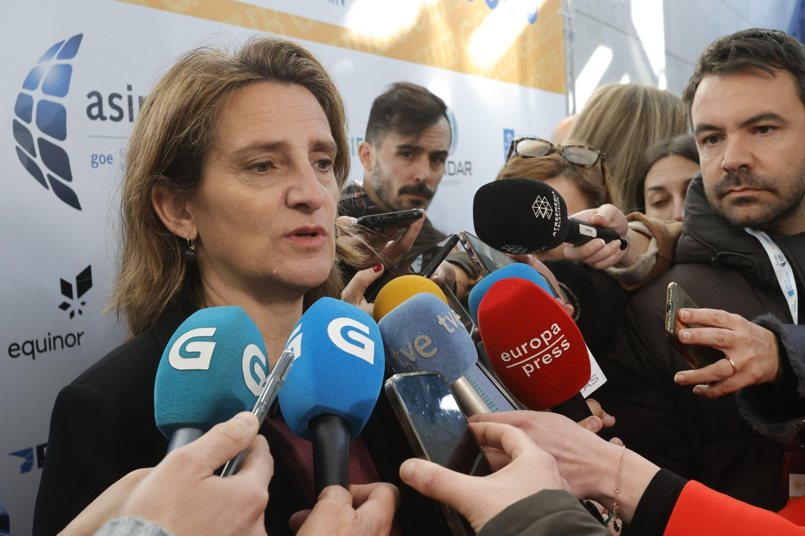 Teresa Ribera atiende a los periodistas.