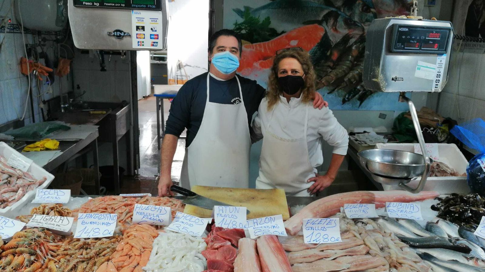 Ignacio y María José en la Pescadería 'El Niño de la Bola'
