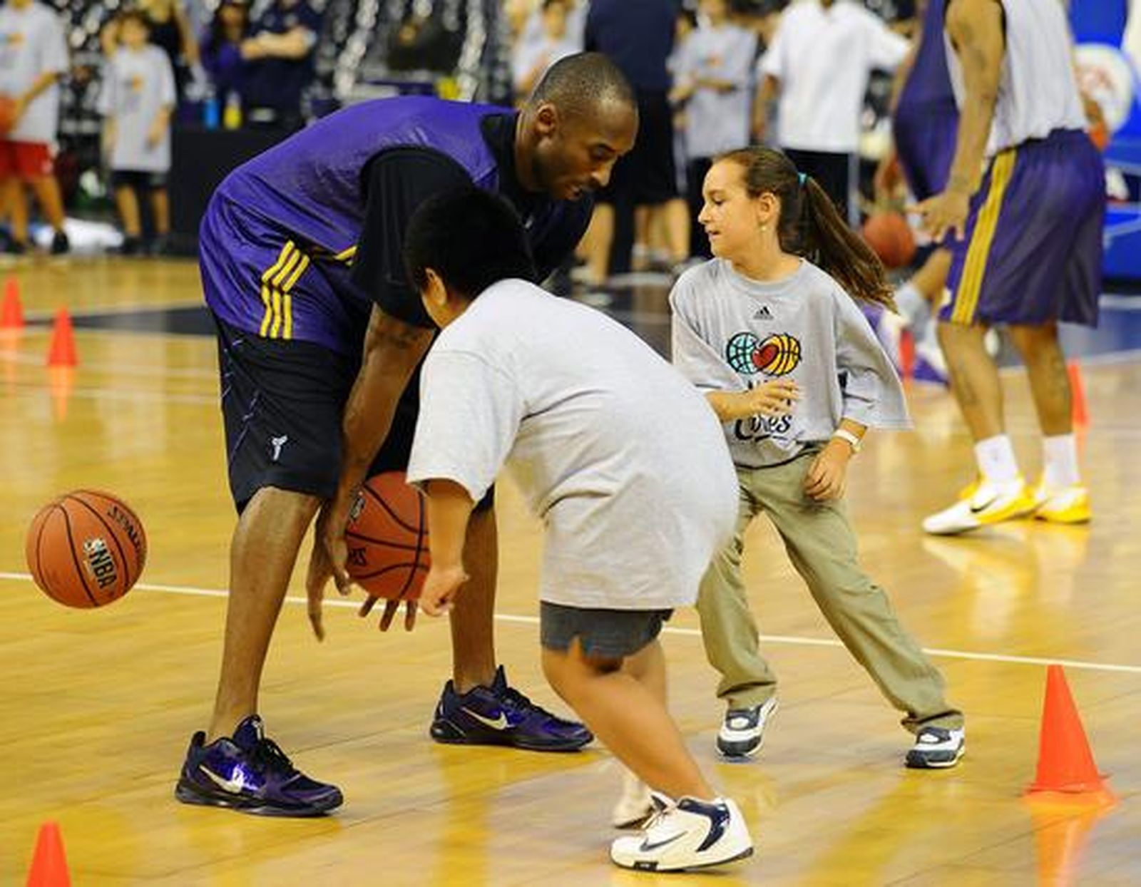 Los Lakers preparan su partido de la gira europea de la NBA frente al Regal Barcelona. / AFP