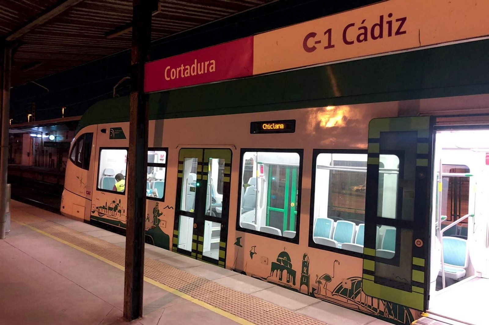 El tranvía en la estación de Cortadura.