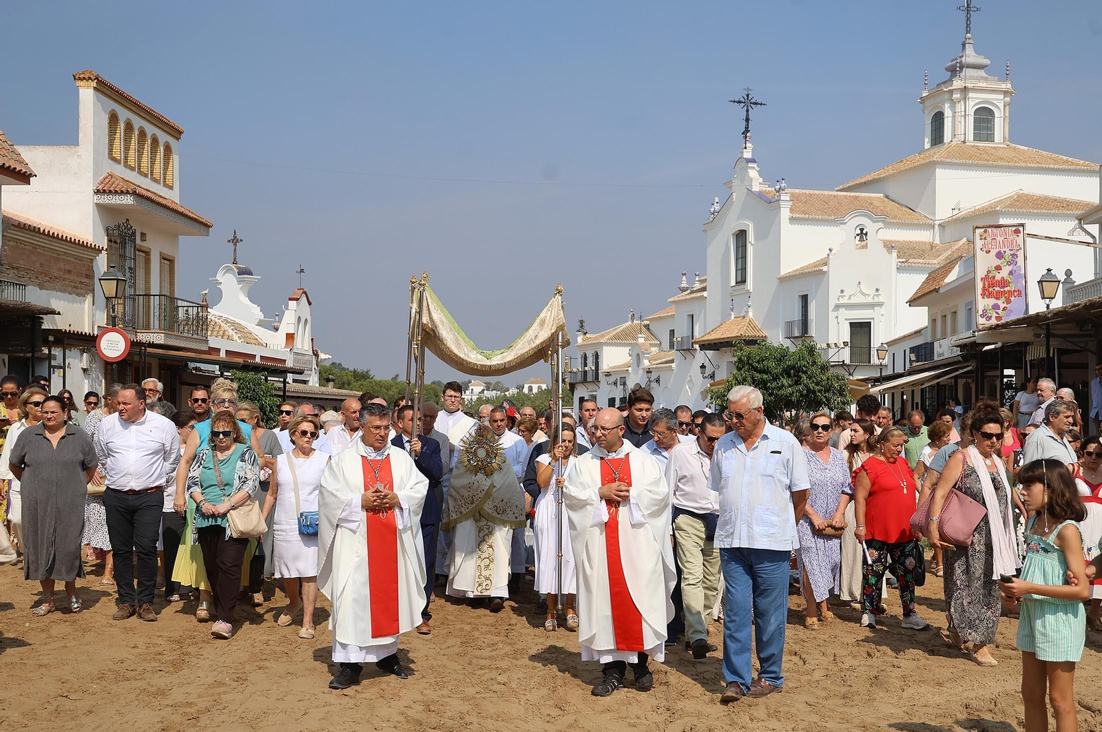 Rocío Chico 2025: Solemne Función Votiva y Procesión Eucarística, con el Santísimo bajo palio por el entorno del Santuario