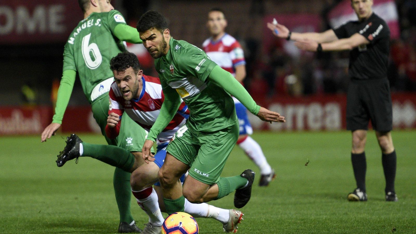 Quini, destacado ayer, trata de presionar a dos rivales.