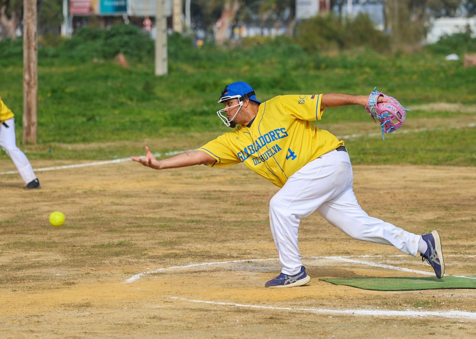 Un jugador de los Gladiadores de Huelva lanza la pelota.