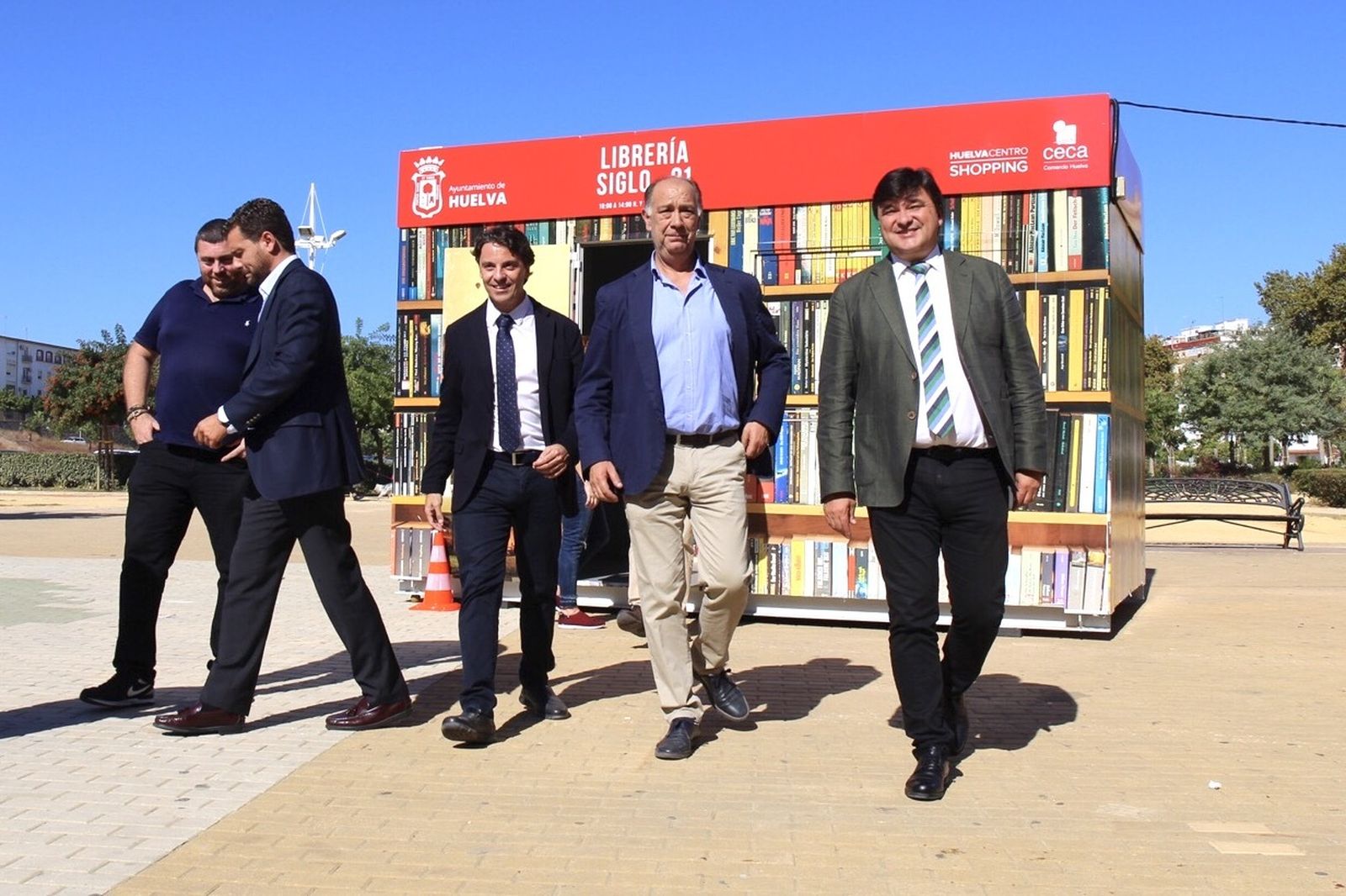 Jesús Bueno, Antonio Gemio y Gabriel Cruz, en la plaza del Estadio, esta mañana.