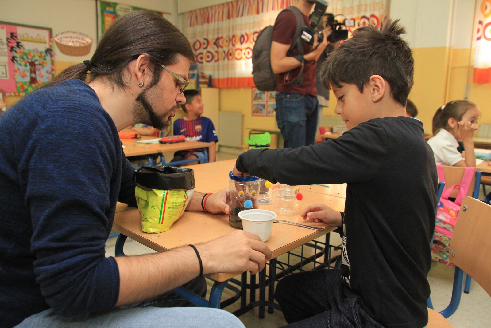 Imágenes de la plantación de árboles llevada a cabo en el colegio Los Rosales, con motivo del incendio del año pasado