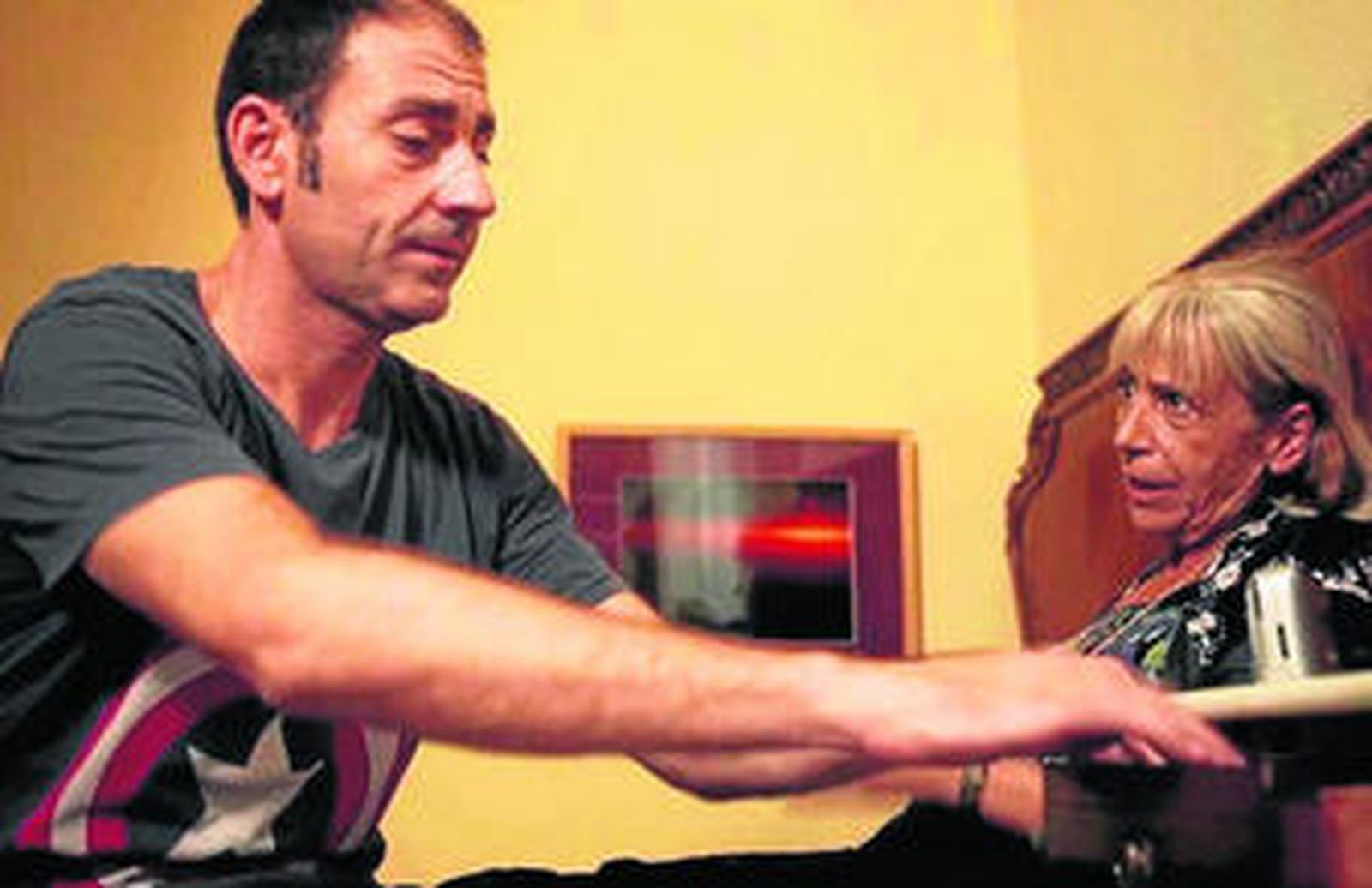 Ignacio Andreu, Chico; y María Alfonsa Rosso, Teresa, en la 'webserie' 'Con las cannes abiertas'.