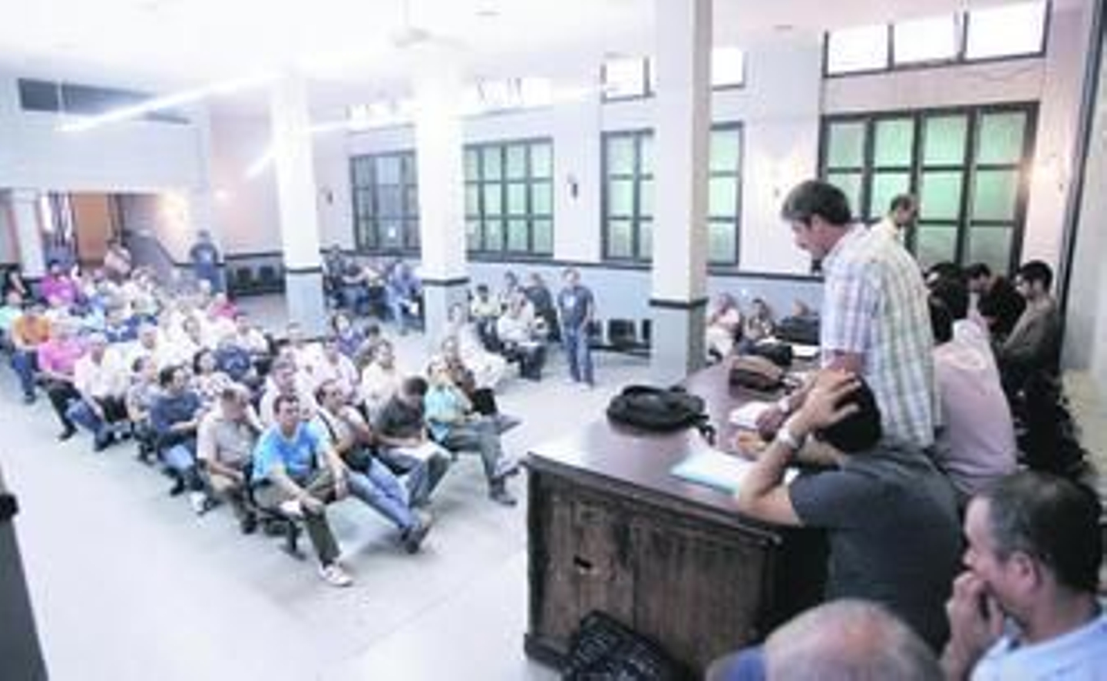 Los trabajadores de Cojetusa durante una de las asambleas que se celebró ayer.