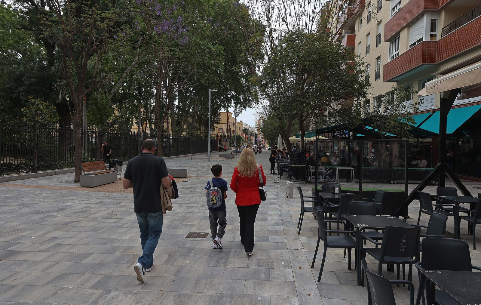 Varias personas caminan por la calle capitán Ontañón de Algeciras.