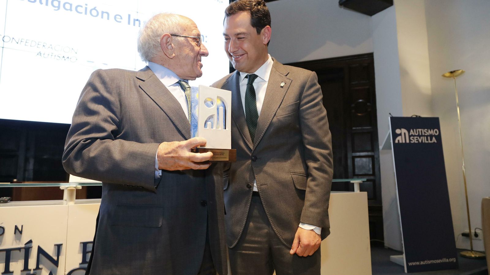 José Luis Bruned (vicepresidente de la Confederación Autismo España) con Juanma Moreno.