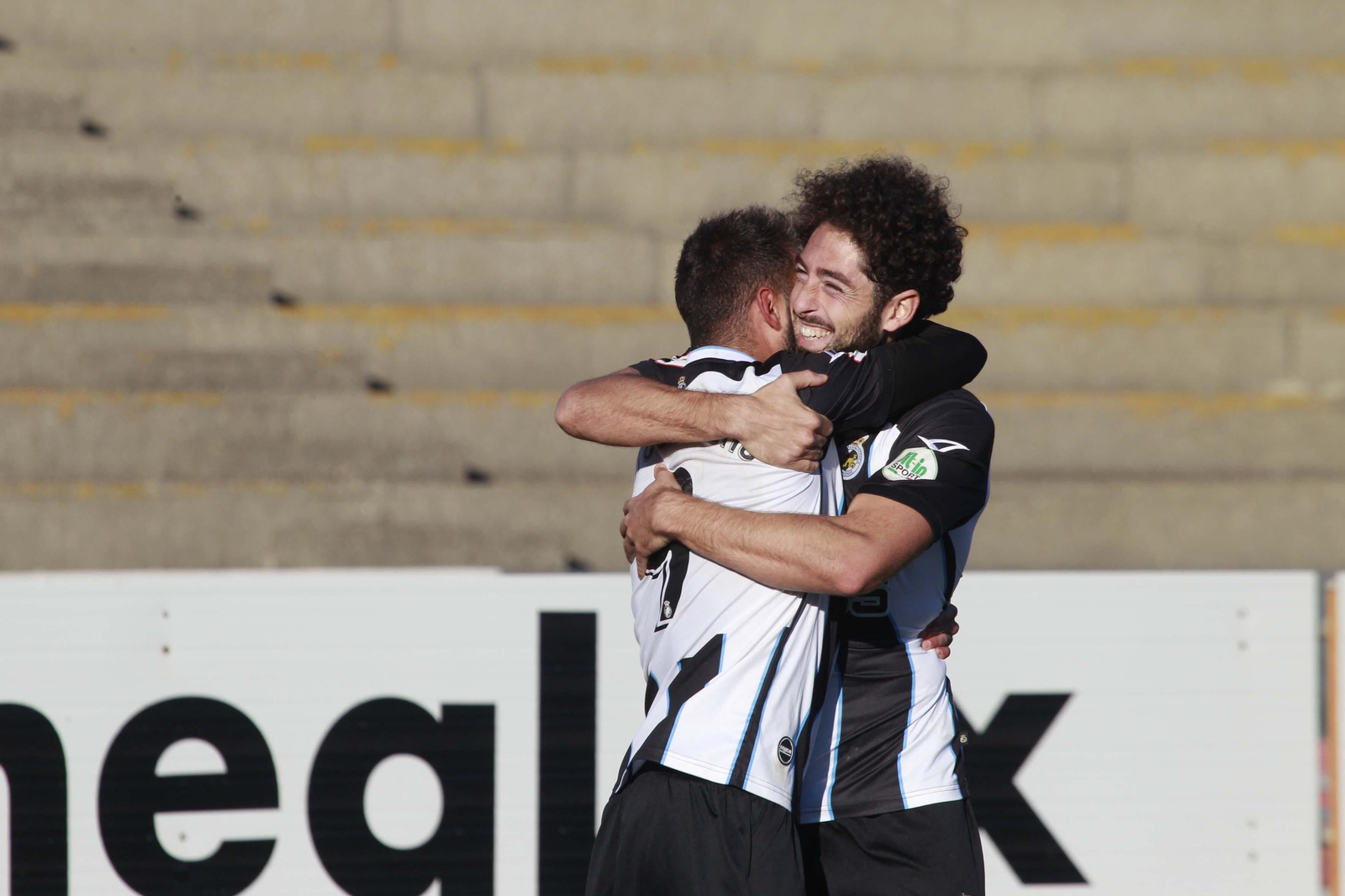 Paco Candela y Pito Camacho, dos de lo que abandonan la Balompédica, celebran una victoria