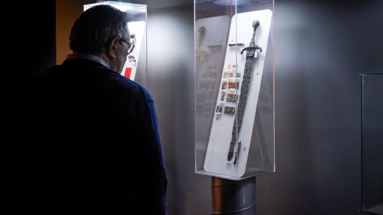 Un visitante contempla la muestra de la Colección Museográfica de Gilena.