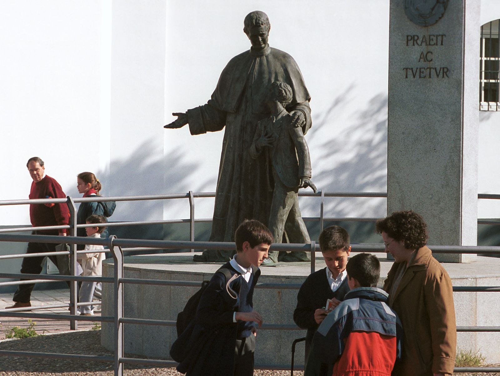 Monumento a San Juan Bosco, en la entrada de los Salesianos de la Trinidad.