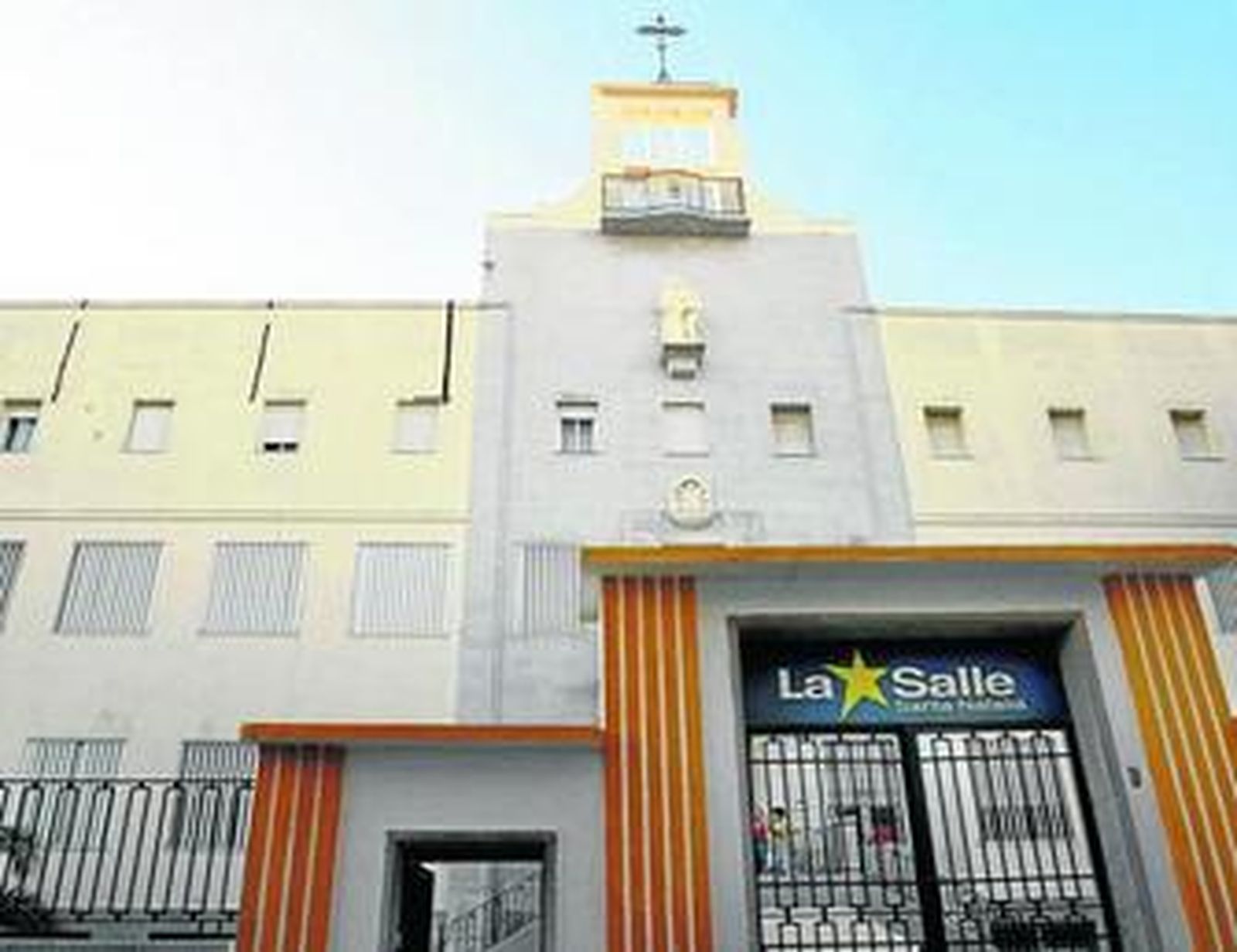 Imagen de la entrada al colegio de La Salle-Santa Natalia, en la calle La Rosa.