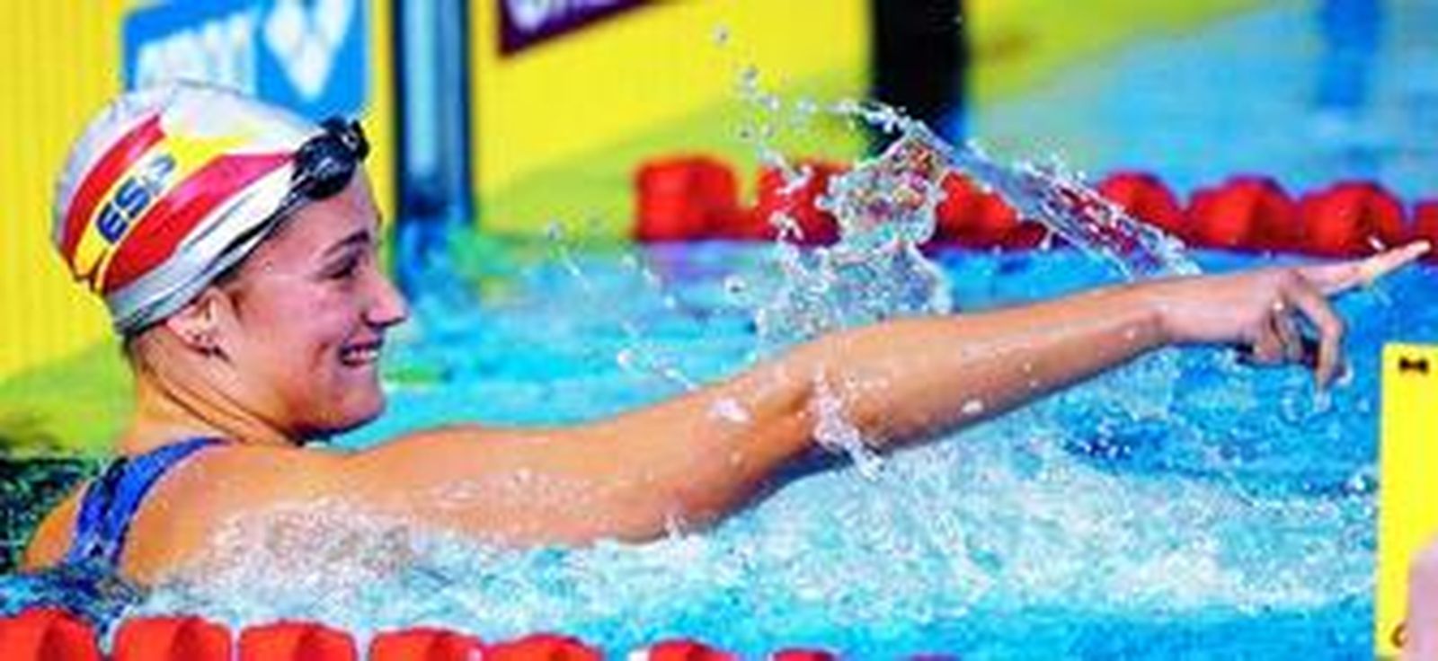 Mireia Belmonte, exultante, señala el marcador con la nueva plusmarca mundial de 400 estilos.