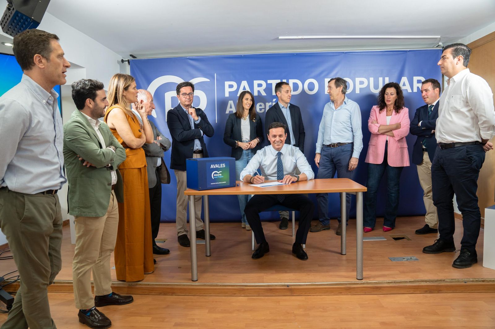 El presidente del PP almeriense, Javier A. García, firma el aval para Núñez Feijóo.