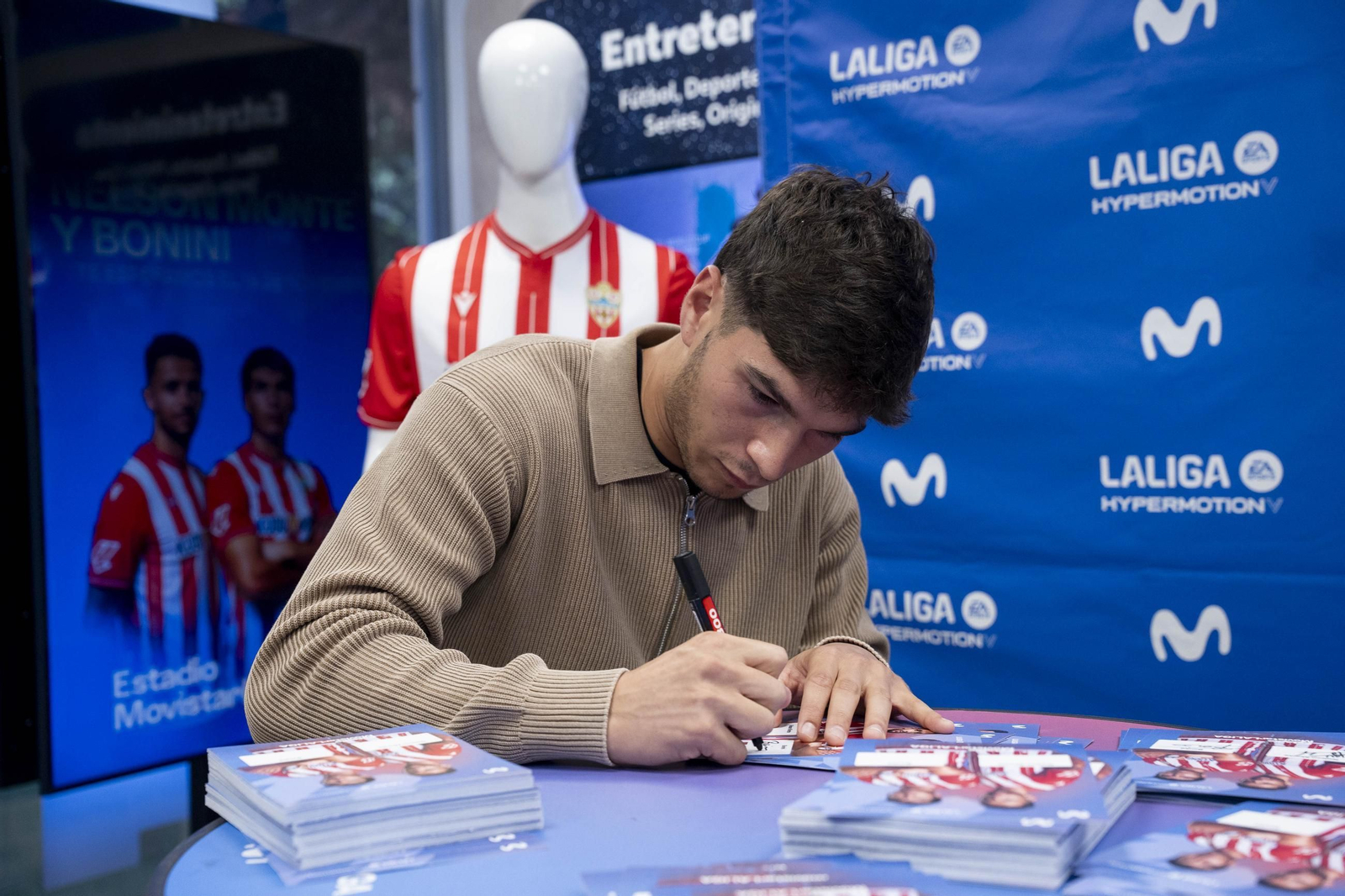 Las imágenes del encuentro con los aficionados de Monte y Bonini en el Paseo de Almería