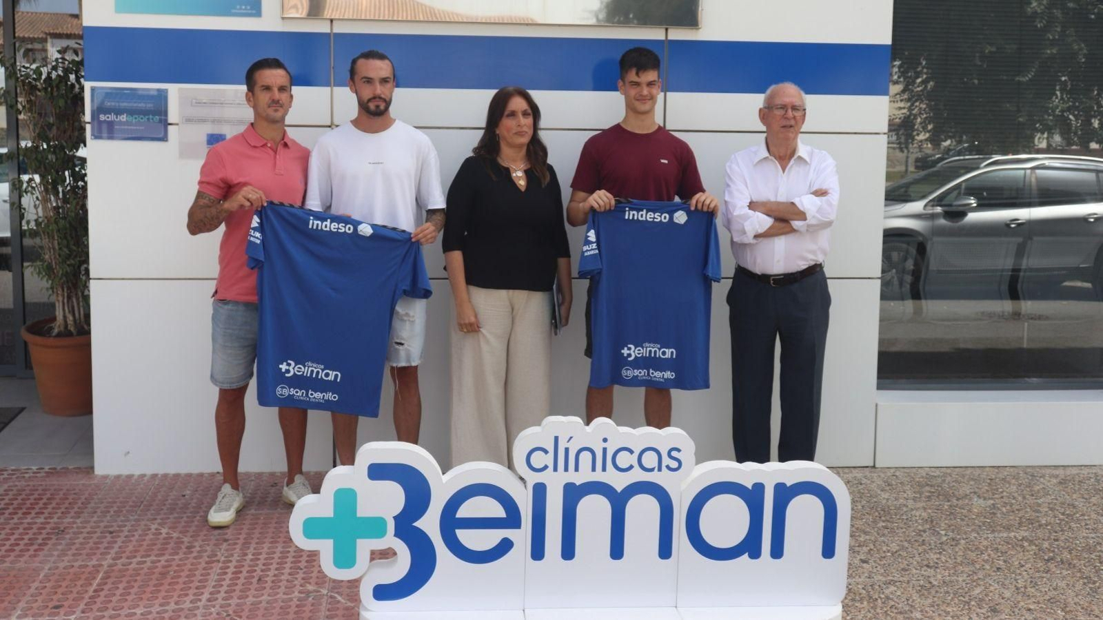 El meta Oier y su compañero Carlos Daniel, en su presentación en Beiman.