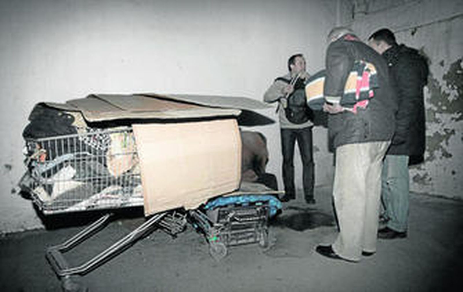 Voluntarios de Cáritas del programa 'Café y calor', durante un servicio.