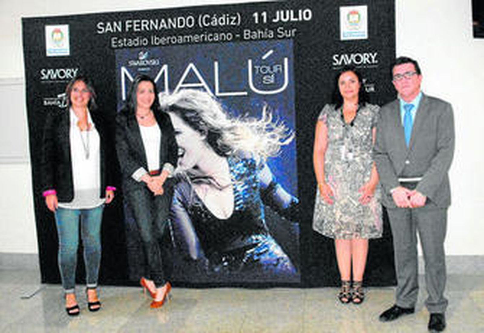 La delegada de Fiestas, Cristina Arjona, junto al gerente de Bahía Sur, Ernesto Pardo, y representantes de Savory.