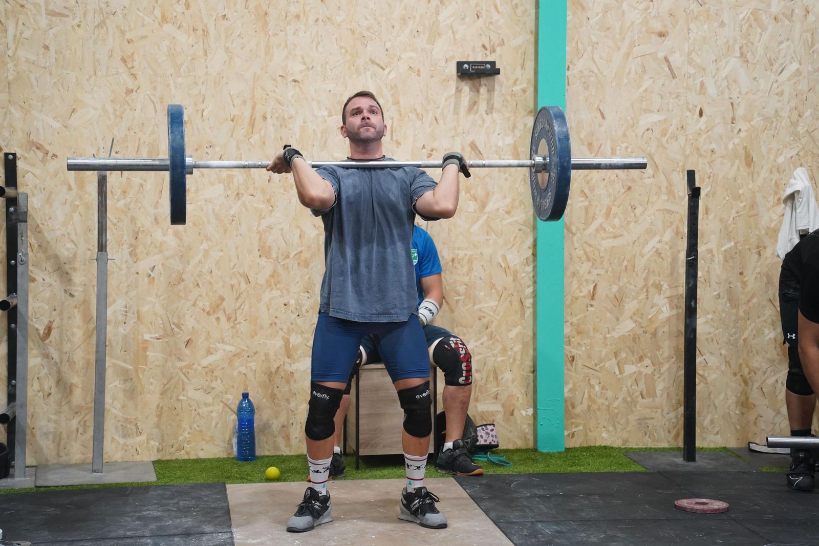 Uno de los participantes en plena ejecución de un levantamiento durante la competición.