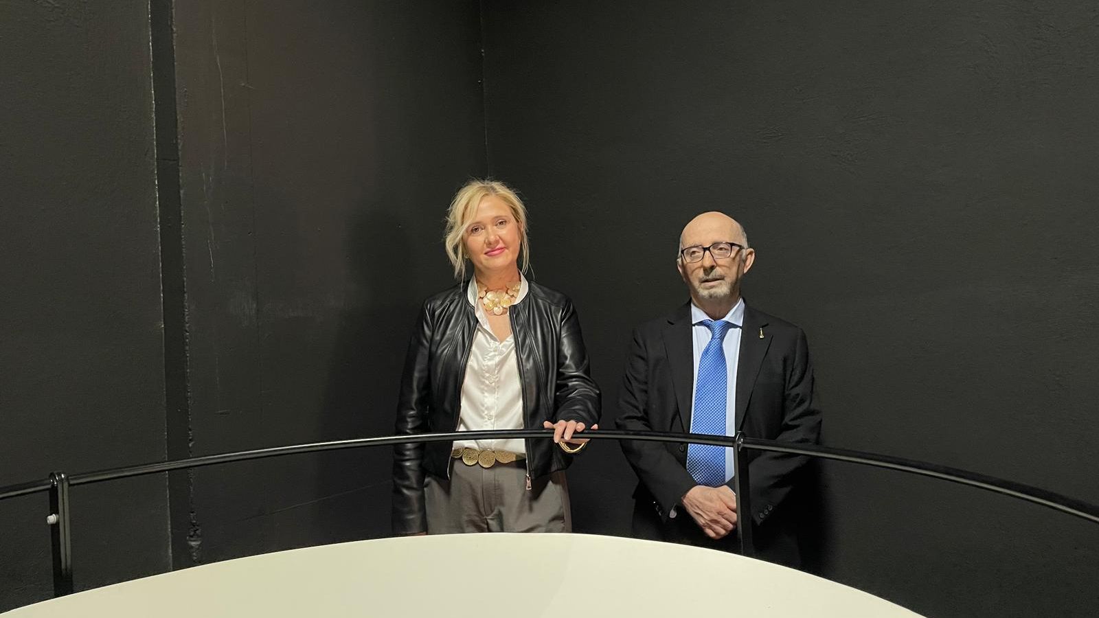 María Espejo y Juan Antonio Jiménez, en el interior de la Cámara Oscura de Jaén.