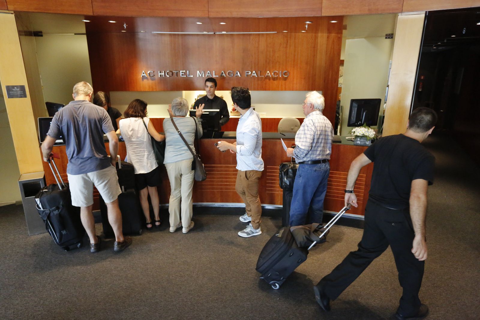 Turistas a su llegada en un hotel de Málaga