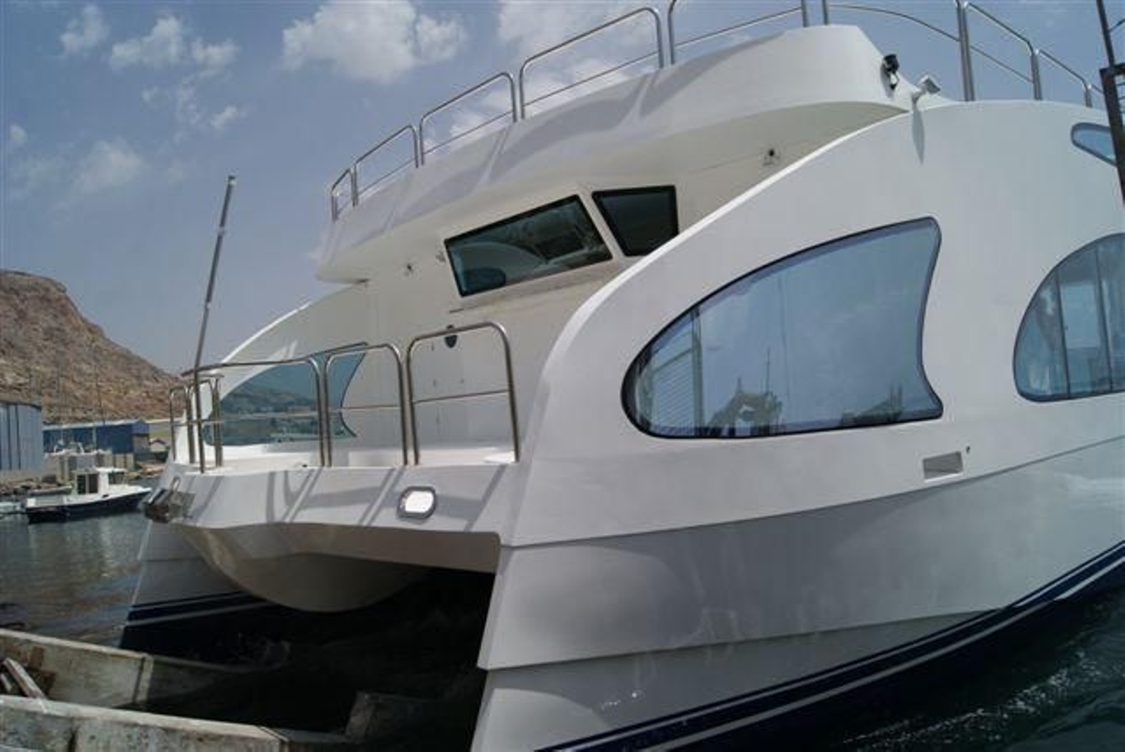 Exterior del catamarán fabricado y diseñado en Almería.