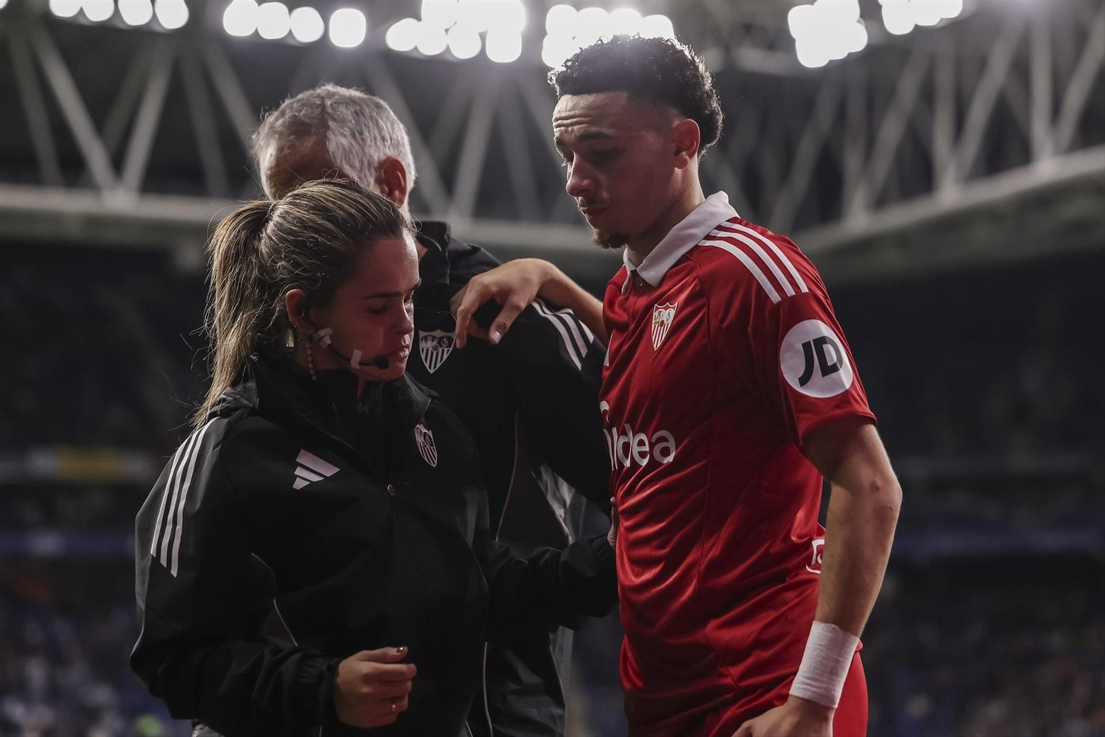 Rubén Vargas, cariacontecido, abandona el césped de Cornellá ayudado por los sanitarios.