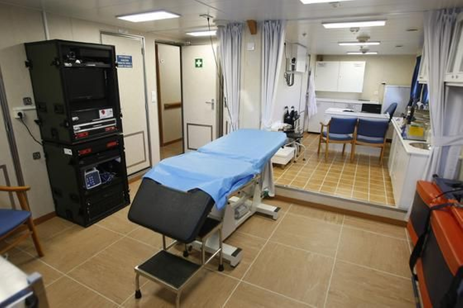 El vicepresidente primero del Gobierno y ministro del Interior, Alfredo Pérez Rubalcaba, ha presentado la patrullera 'Río Segura' "buque insignia" del Servicio Marítimo de la Guardia Civil./José Braza

Foto: Jos?raza