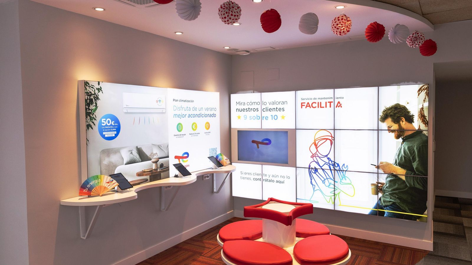 TotalEnergies lleva los farolillos a su oficina sevillana en Luis Montoto