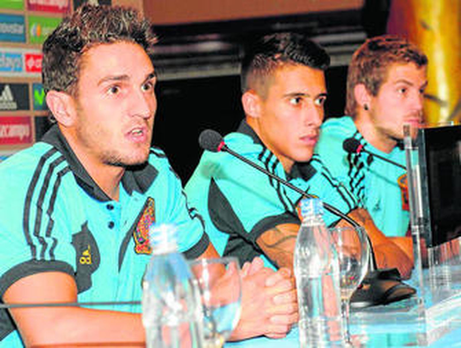 Paulo Guerra (primero por la izquierda), Domingos Castro (segundo) y Antonio Serrano (quinto), con Paul Tergat, Bezunesh Bekele.