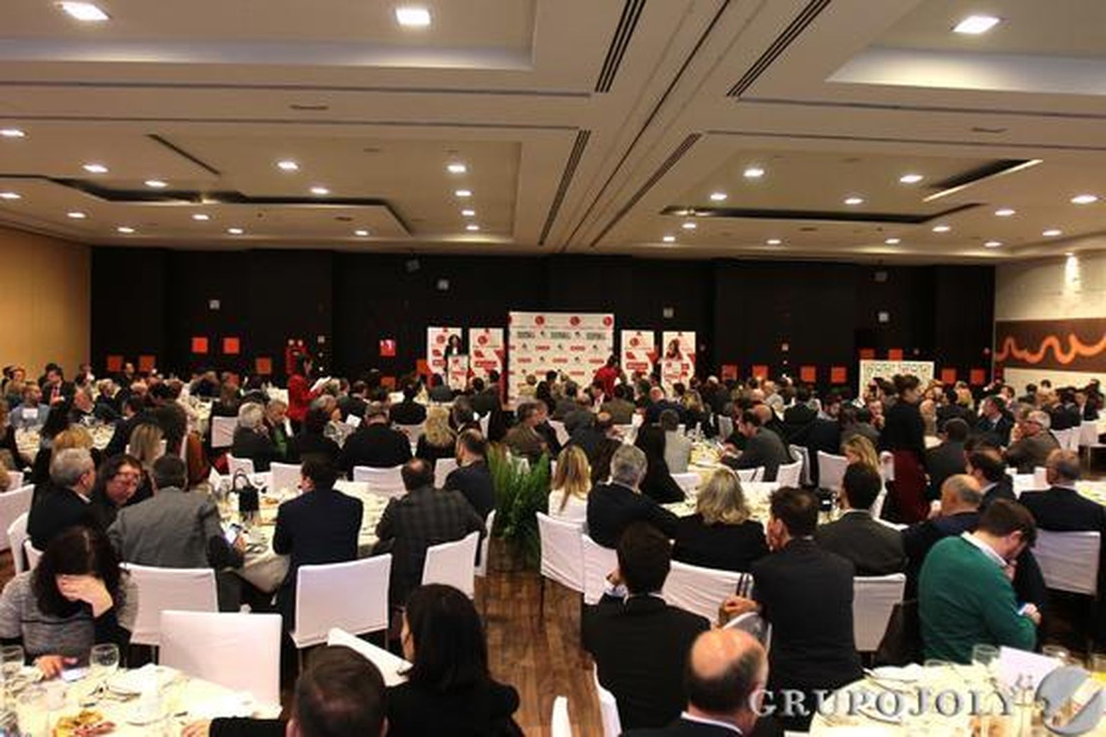 Los salones del Hotel Abades presentaron un lleno en la mañana de ayer. Reportaje gráfico: María de la Cruz / Álex Cámara