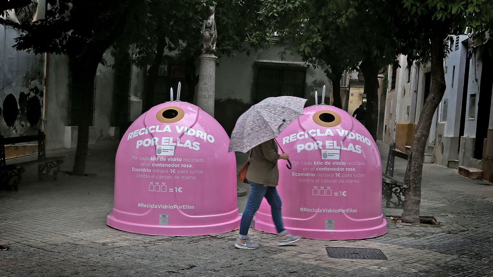 Contenedores de vidrio instalados en Jerez para destinar fondos a la lucha contra el cáncer de mama.