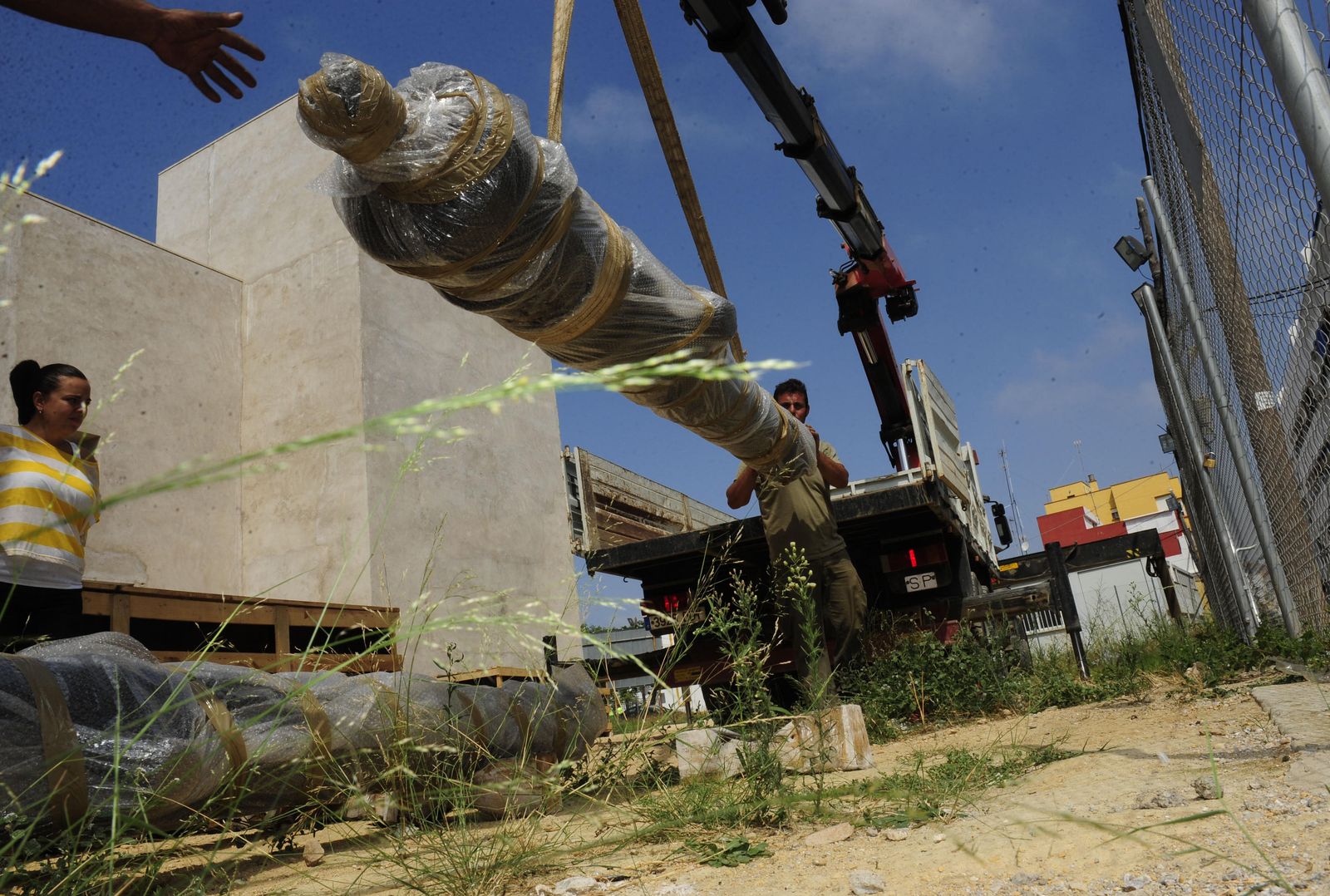 Retirada de los cañones del entorno del Castillo de San Romualdo para su traslado al Parque de la Historia y el Mar, hace ocho años.