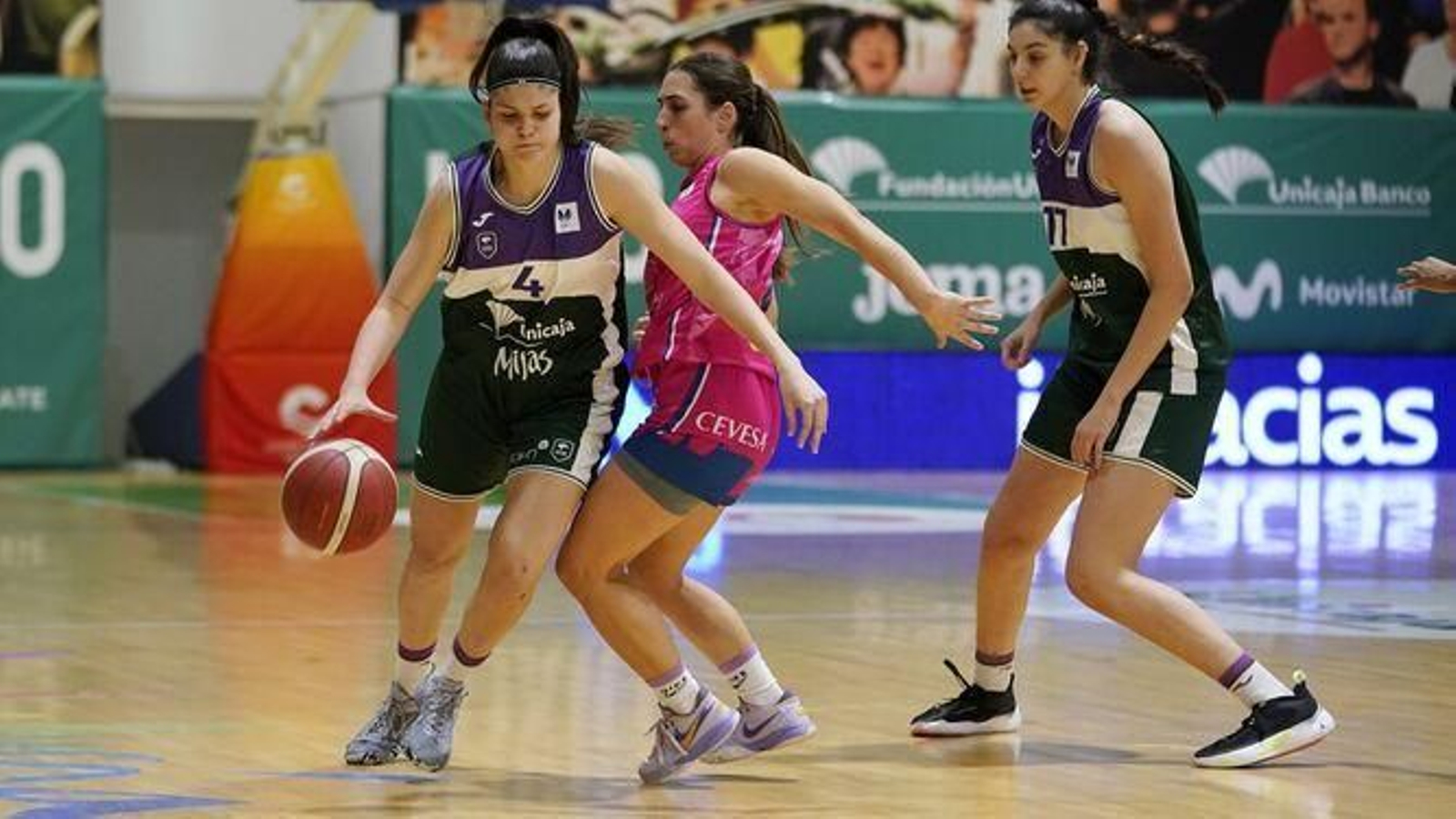 Elena Moreno sube el balón en un partido