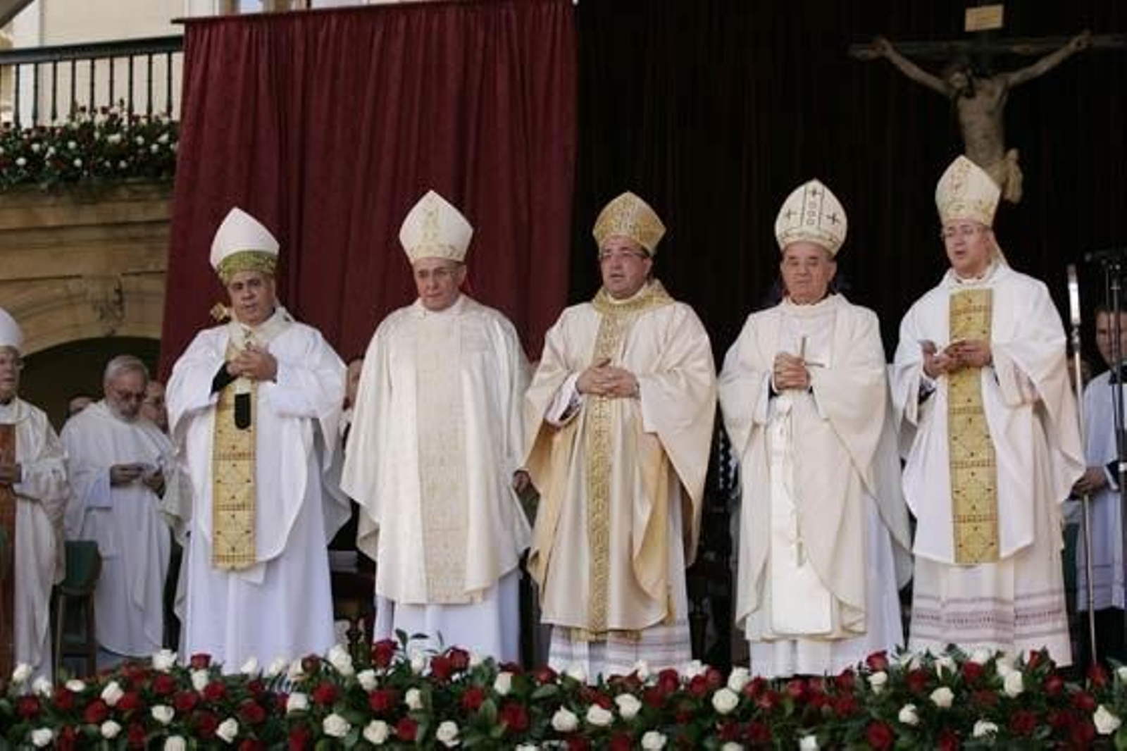 La comitiva se pone en pie, al inicio del acto.

Foto: Javier Alonso