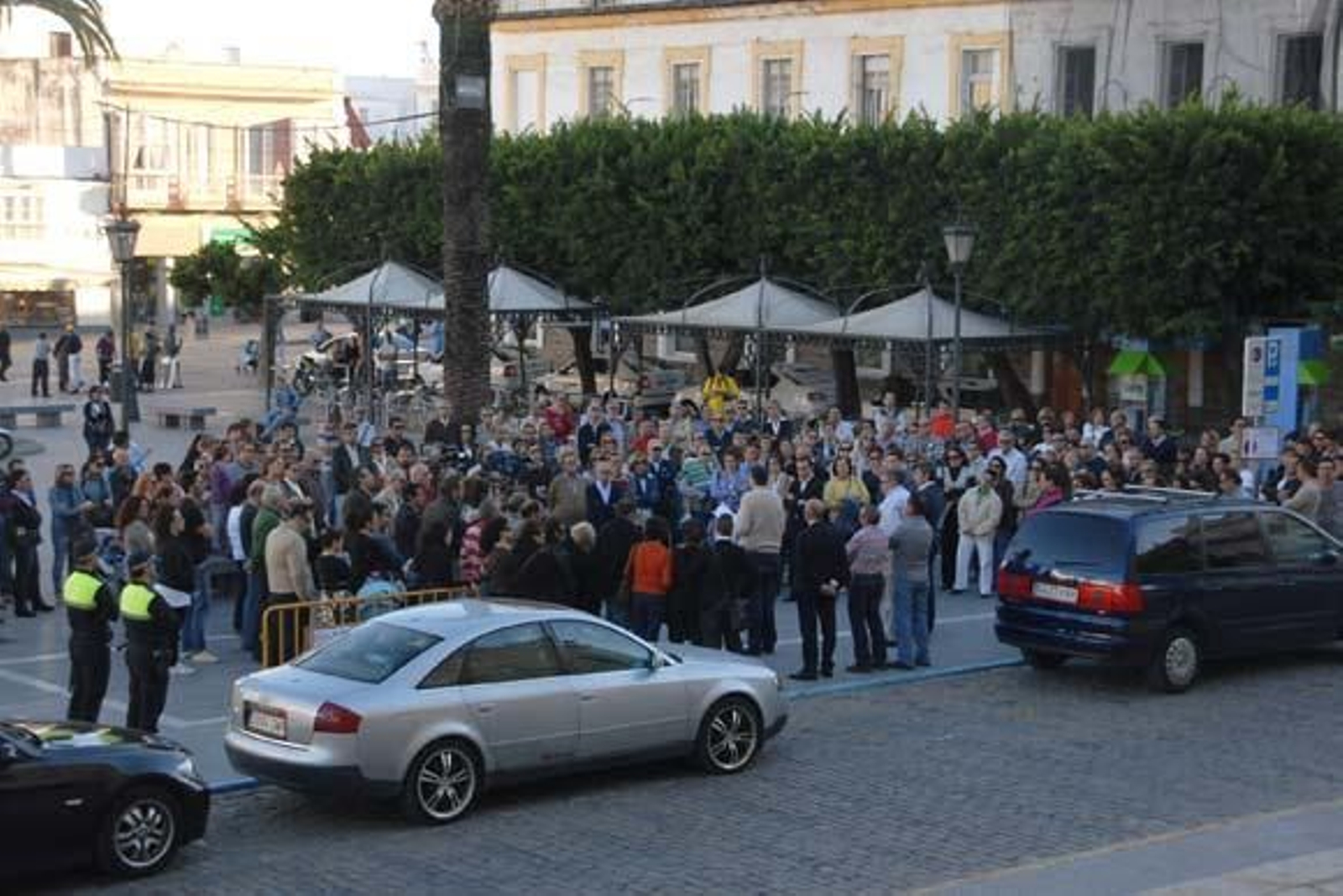 Unas 200 personas se concentran en repulsa del "brutal asesinato" de Manuel Pereira