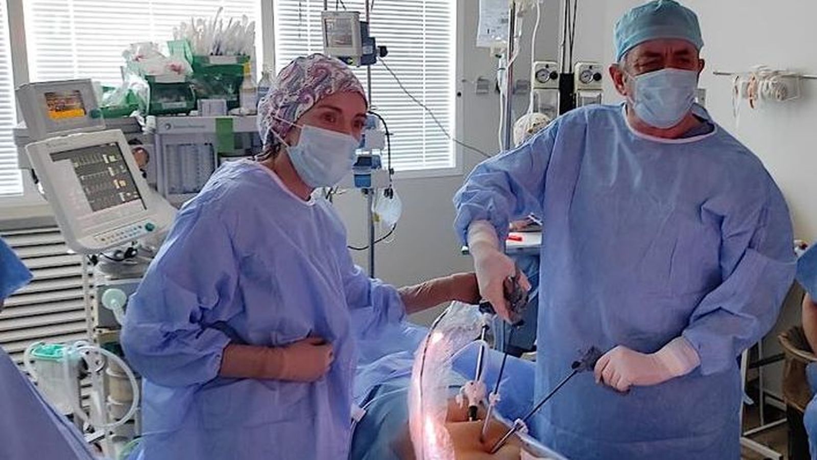 Última cirugía realizada por este prestigioso cirujano acompañado de su hija, la también cirujana María Marín.