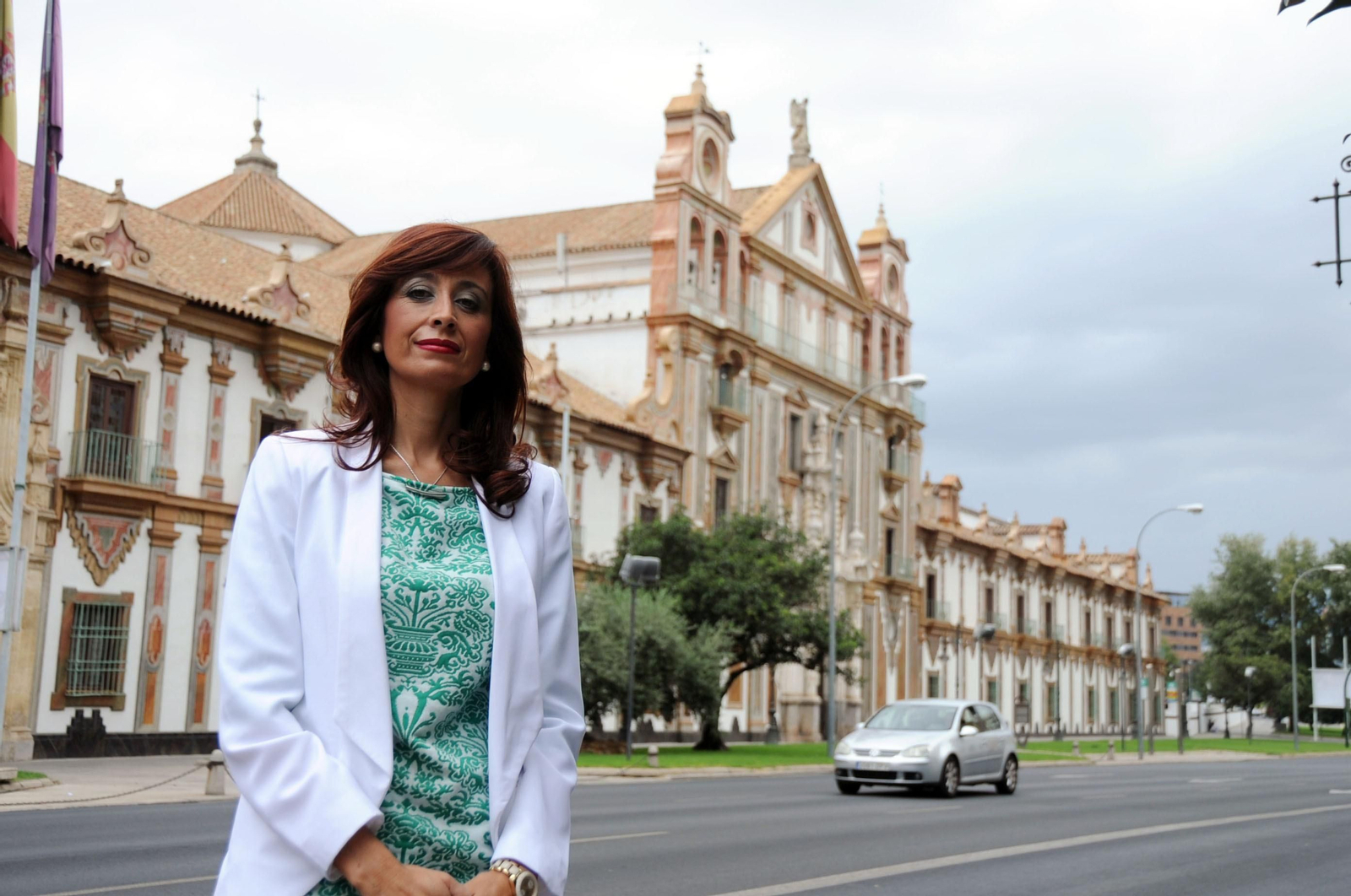 Felisa Cañete, ante el palacio de la Merced. Felisa Cañete, ante el palacio de la Merced.