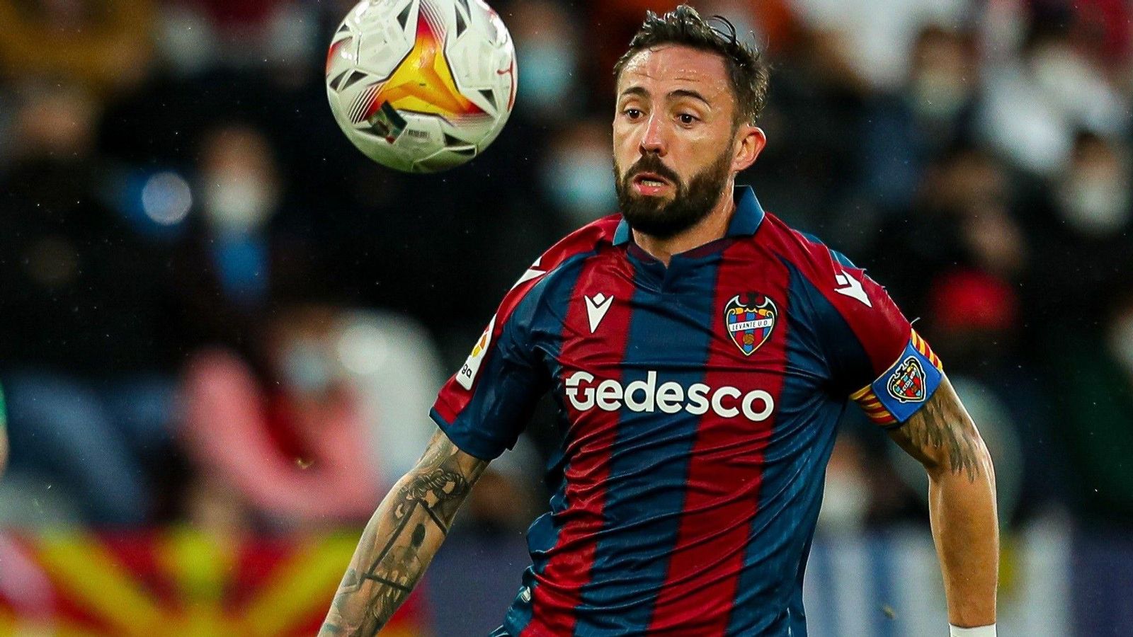 José Luis Morales luce el brazalete de capitán del Levante en un partido del presente curso.