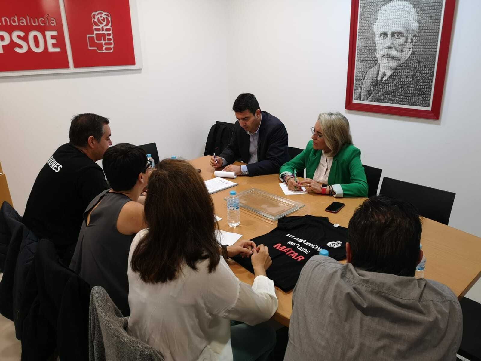 Amaro Huelva y Pepa González junto con los trabajadores penitenciarios.