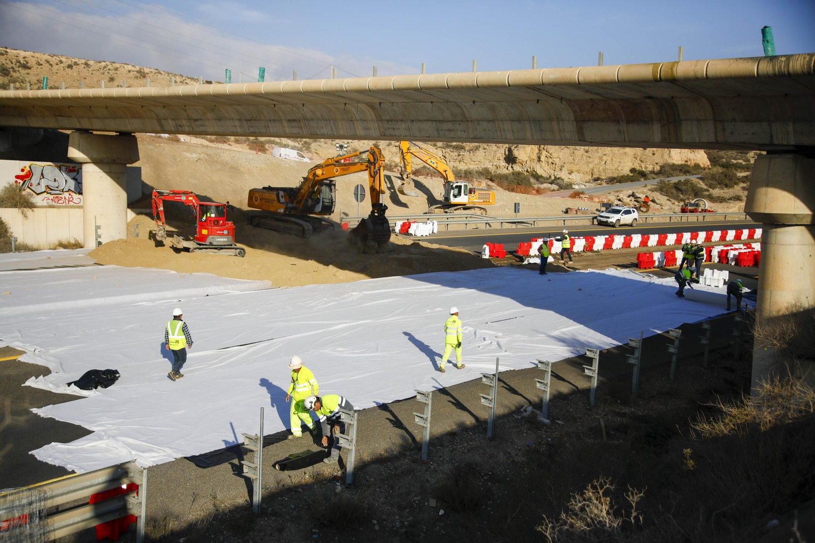 Imágenes del corte total en la A-7 de Almería
