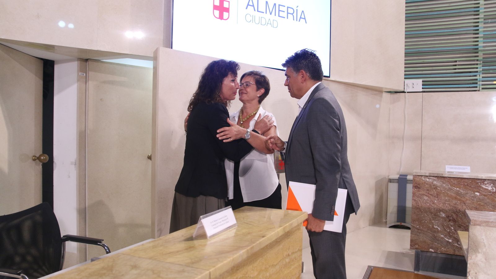 Adriana Valverde y Miguel Cazorla felicitan a María Vázquez