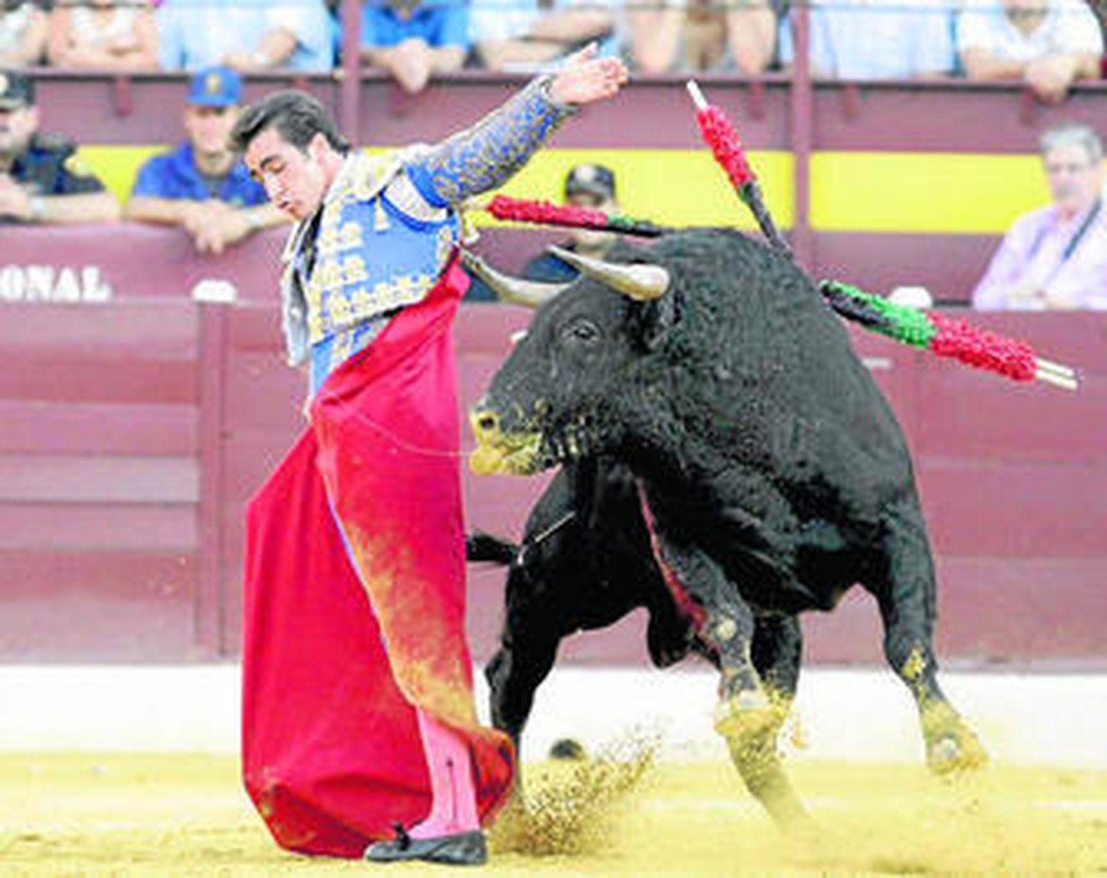 David Fandila 'El Fandi', en un molinete a su primer toro.