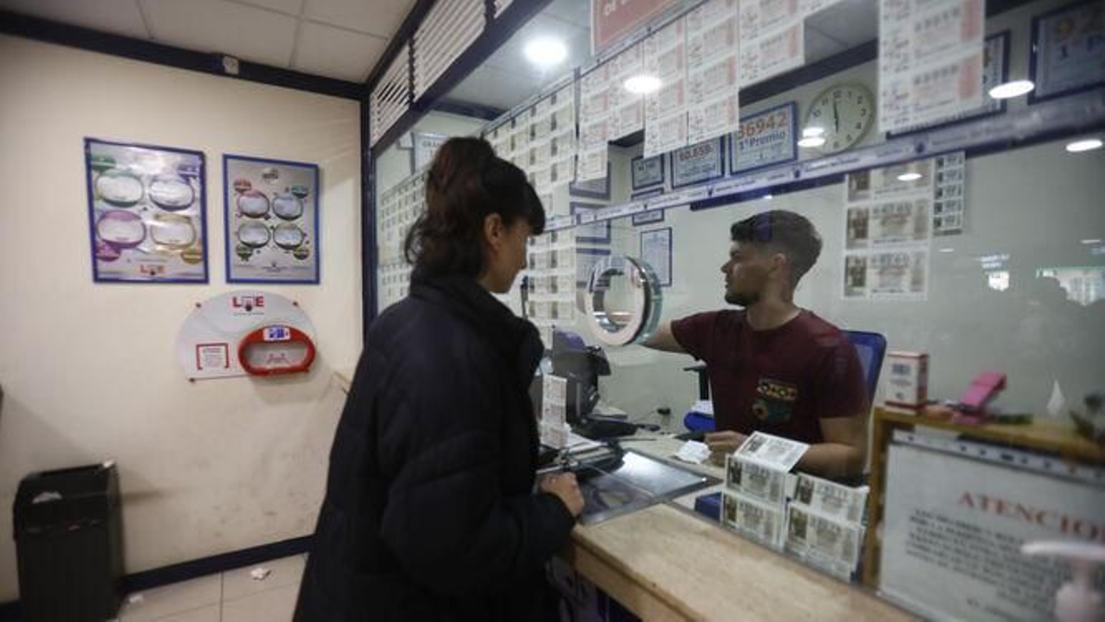 Una persona compra lotería en una administración de Córdoba capital. Una persona compra lotería en una administración de Córdoba capital.