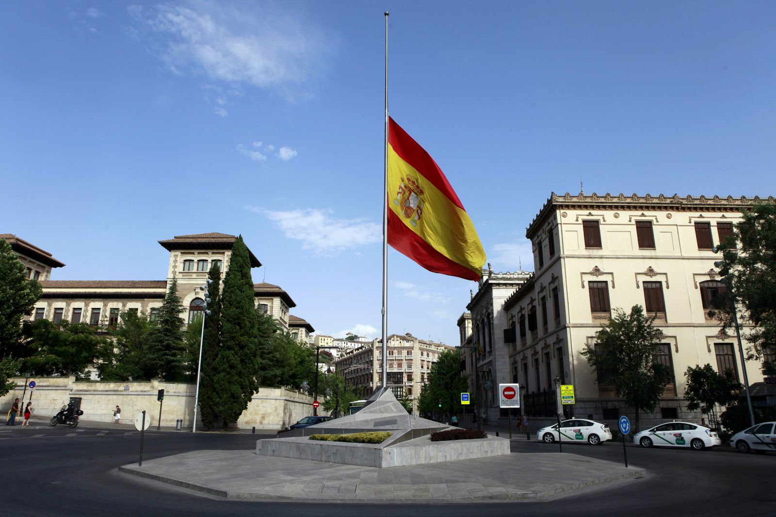 Granada gastará 4.840 euros en renovar la bandera de España de Constitución y las de los países de la UE