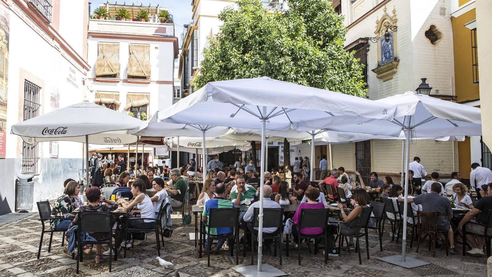 La plaza de los Venerables repleta de veladores.