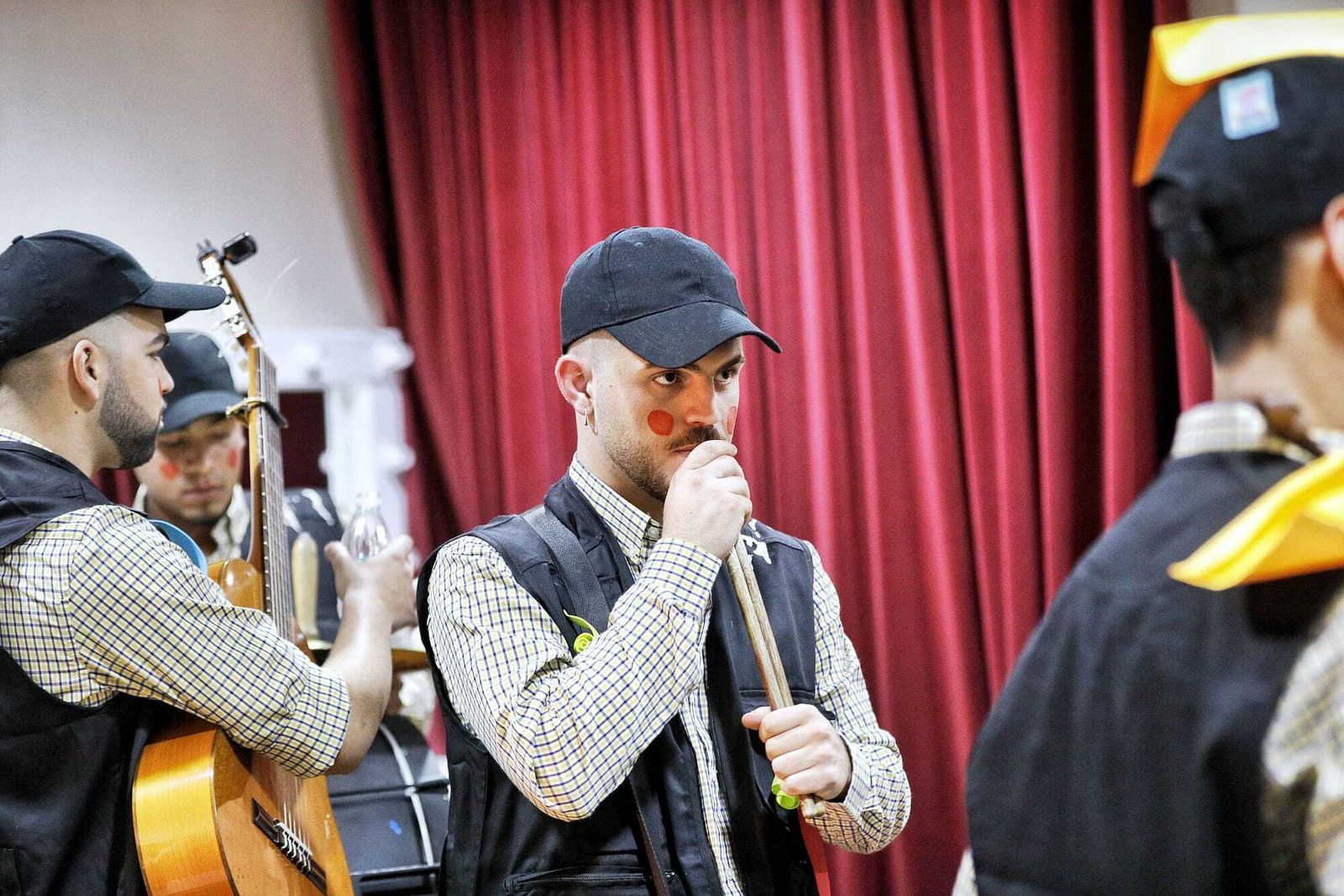 Chirigota 'El que la sigue la consigue' en camerinos.